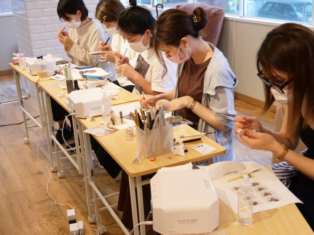 Mink Styleでネイル研修を受けるスタッフ
