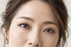 秋色メイクに似合う眉とまつげ｜目元だけ浮かせない整え方